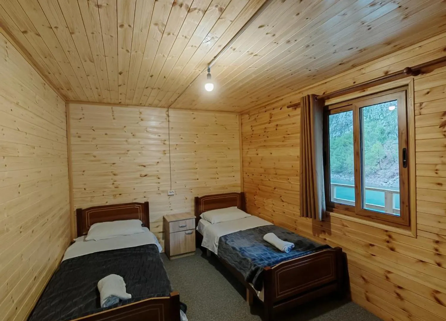 Hostel Riverside Komani Lake