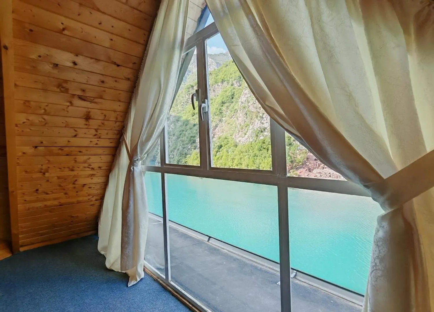 Riverside Komani Lake Hostel