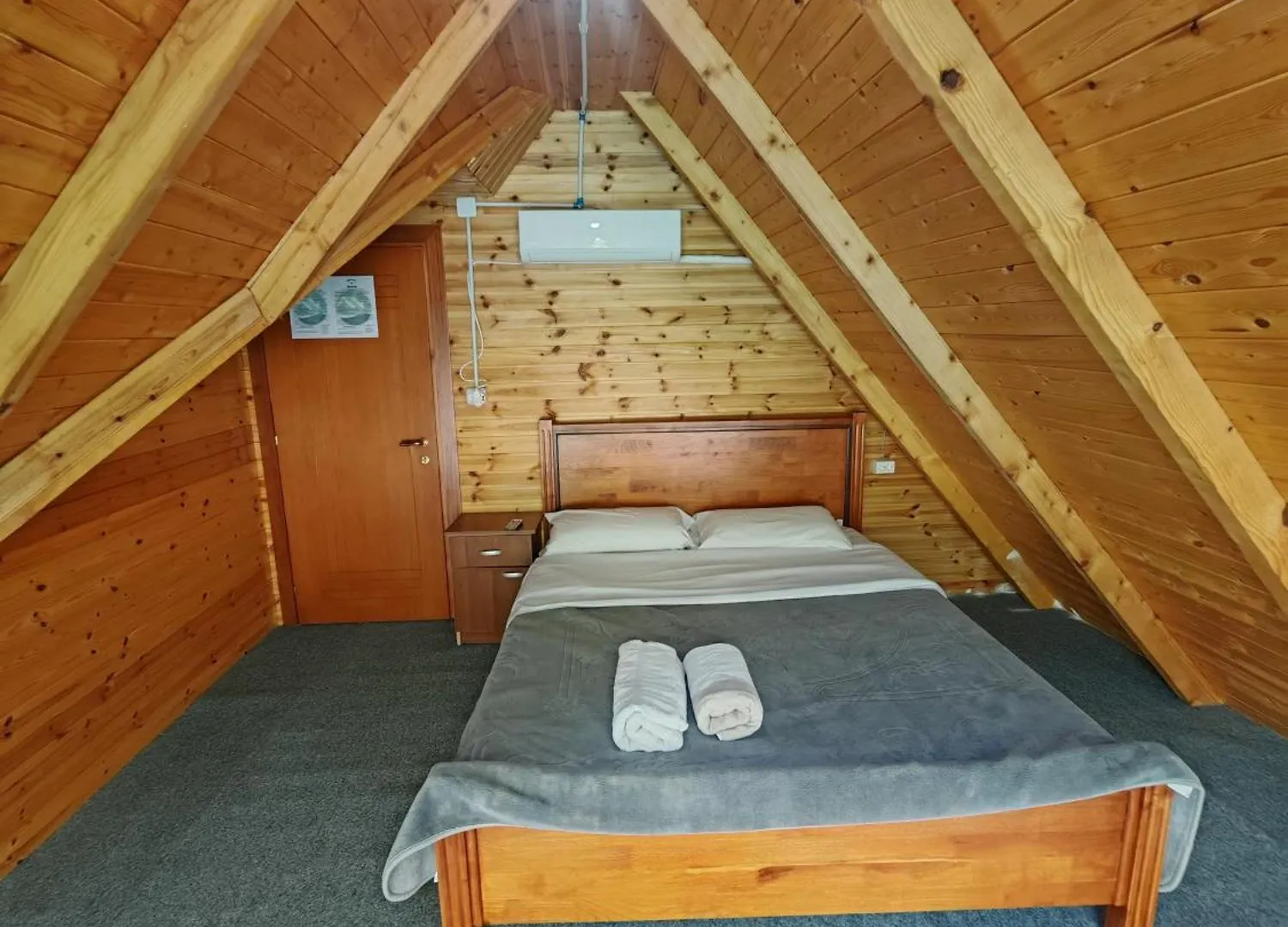 Hostel Riverside Komani Lake