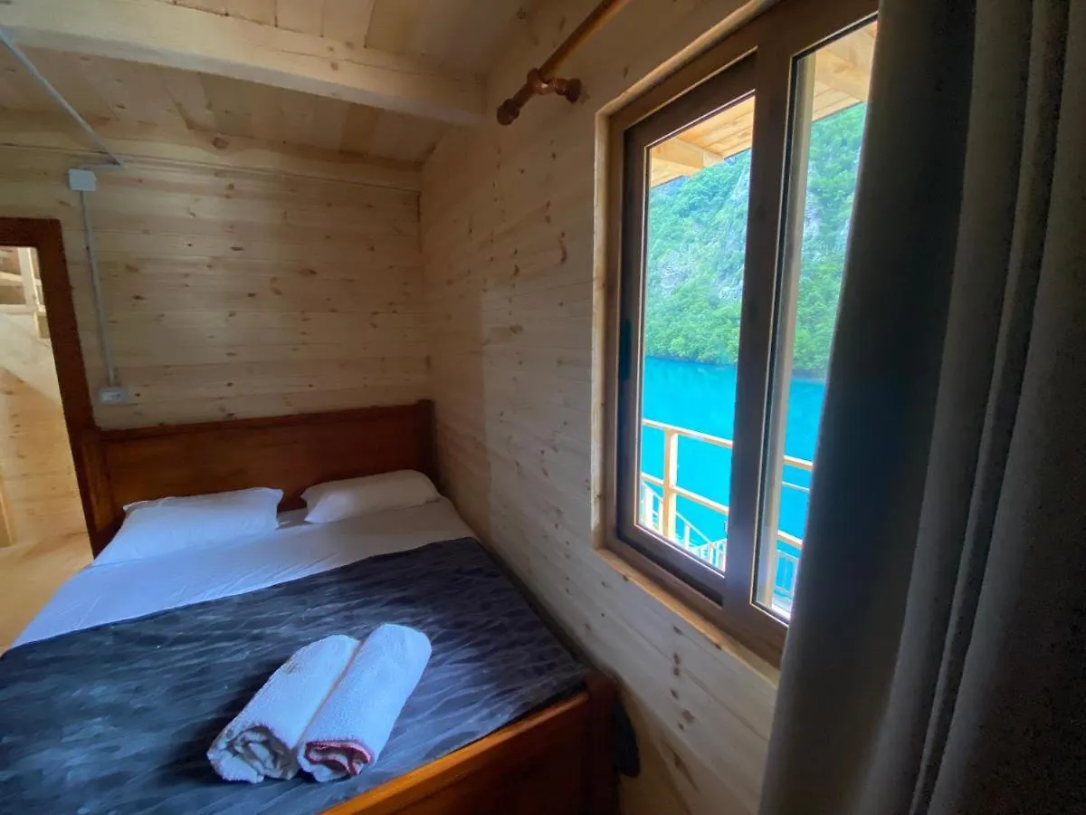Hostel Riverside Komani Lake