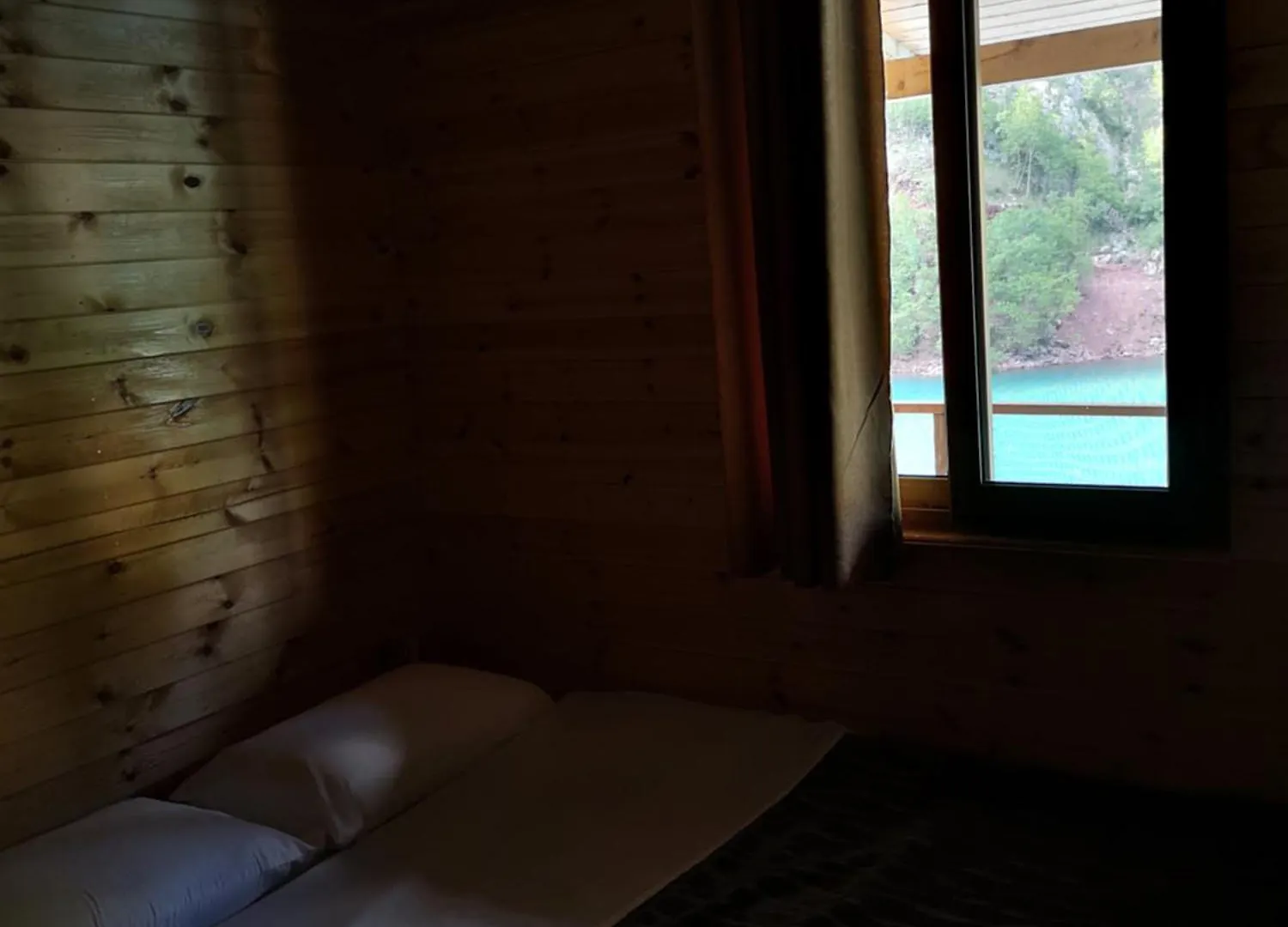 Riverside Komani Lake Hostel