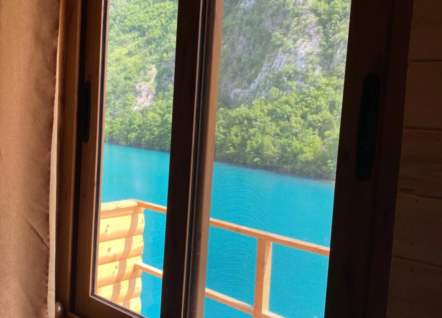 Hostel Riverside Komani Lake