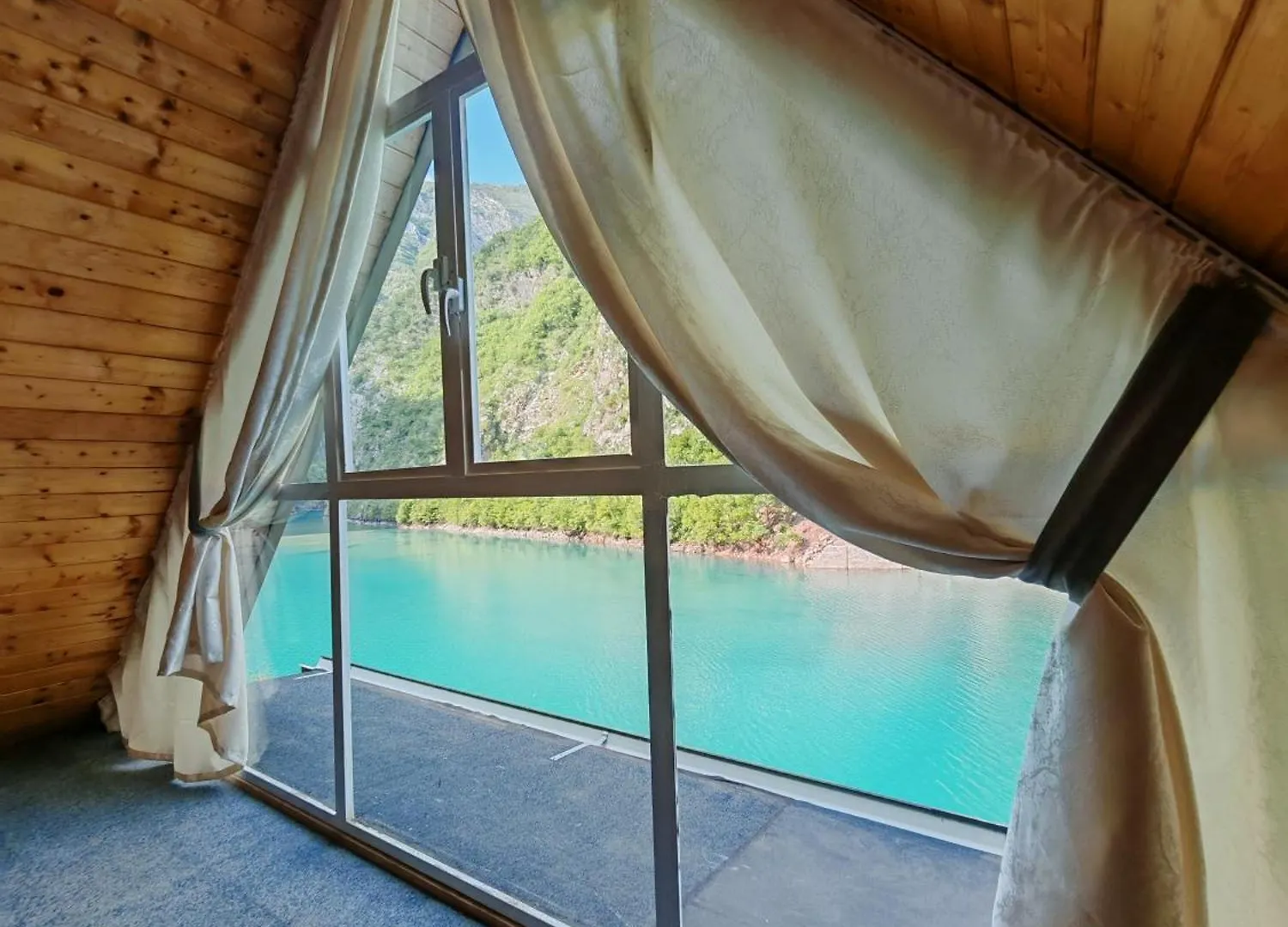 Hostel Riverside Komani Lake Albania